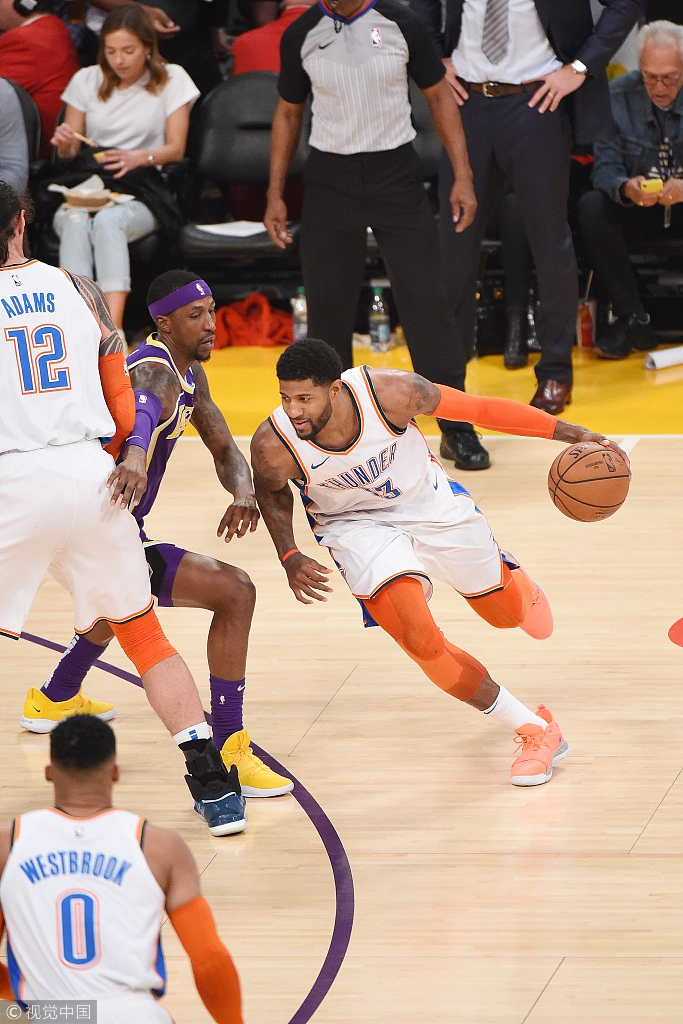 现出高度的 现出高度的